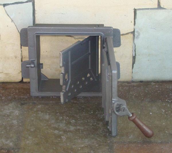 Innbee® Revisionstür Hermetische Gusseisentür 250x235 Kamin Klapptür für Holzherd dichte Feuerraumtür In-2304